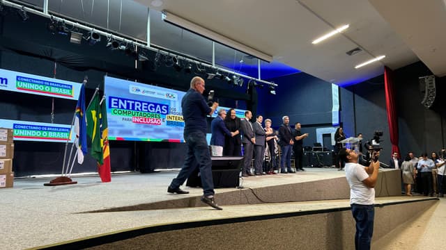 Entrega de microchips às escolas estaduais de Petrolina e Juazeiro